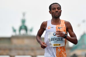 el atleta keniano kenenisa bekele llegando a la meta del maratón de berlín 2019, donde logró la segunda marca de la historia