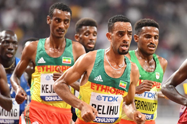 tres atletas etíopes corren durante la final de 10000 metros del mundial de atletismo de doha 2019
