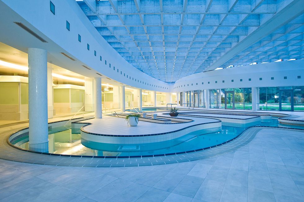 Swimming pool, Leisure centre, Building, Architecture, Leisure, Lobby, Ceiling, Thermae, Hotel, Interior design, 