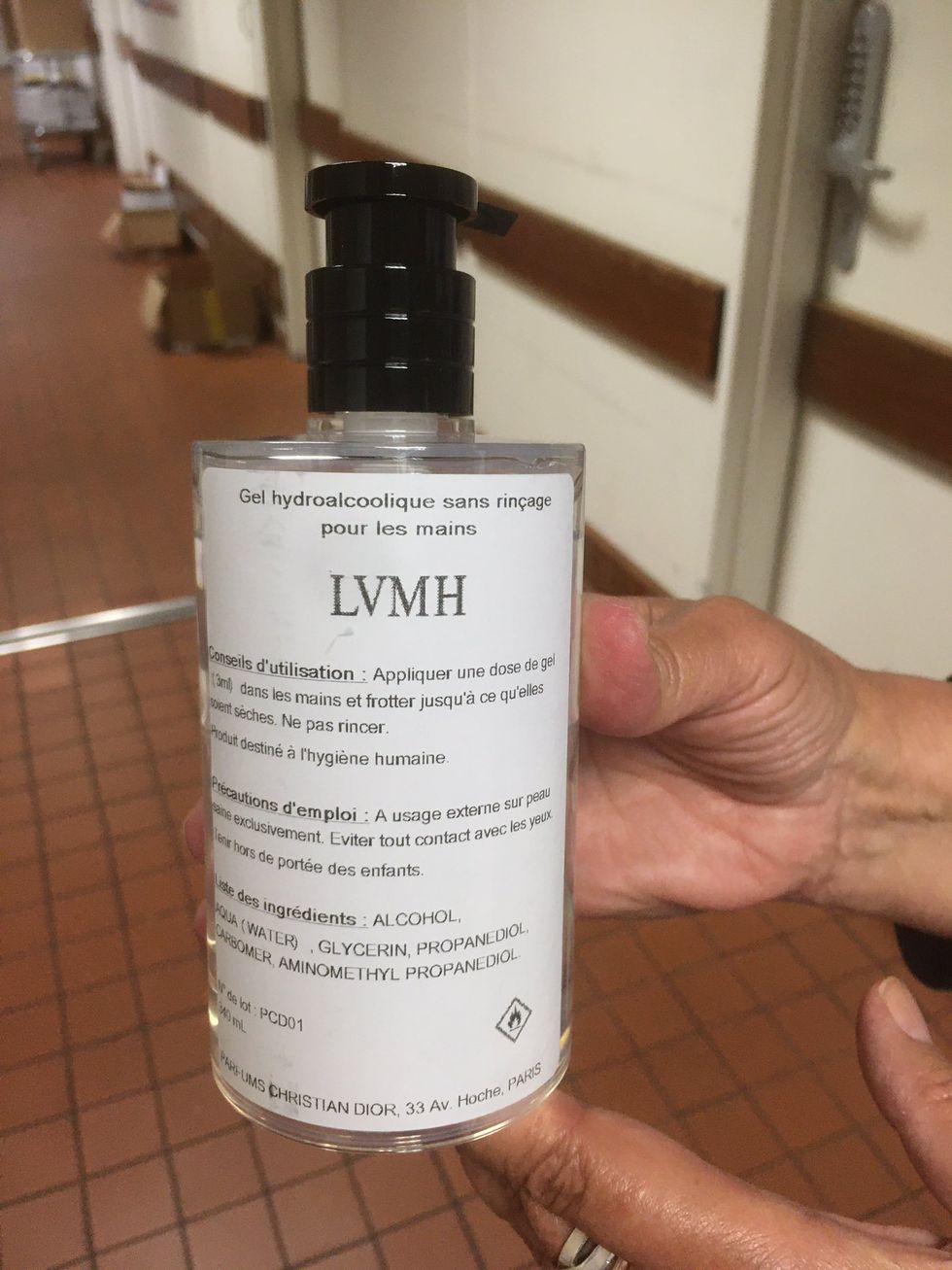 LOUIS VUITTON母公司救援歐洲對抗新冠肺炎！LVMH宣布暫停香水生產、改做酒精噴霧「免費」供應