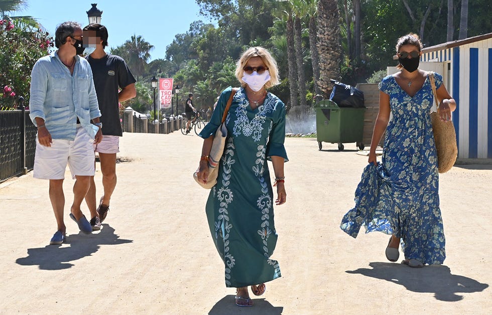 eugenia martínez de irujo, vacaciones en marbella con su hija madre e hija han estado acompañadas por el marido de la duquesa de montoro y ¿el nuevo novio de tana rivera