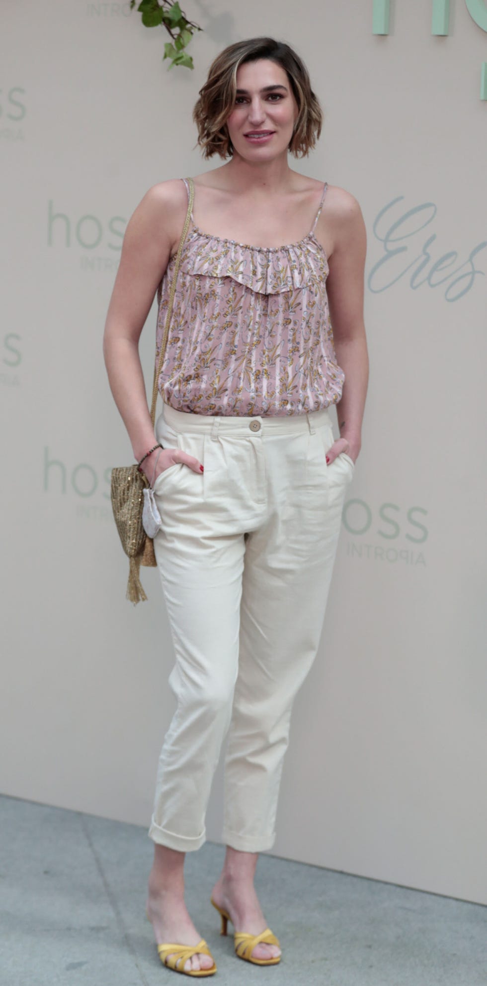 la hija de bertín osborne con top de tirantes y pantalones blancos