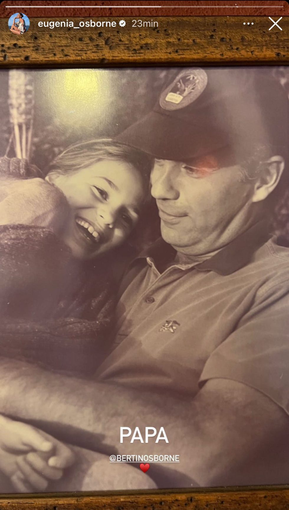 la hija del cantante, de niña, sentada sobre su padre