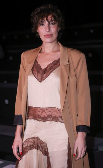 la hija de bertin osborne con un conjunto en tonos marrones y crema