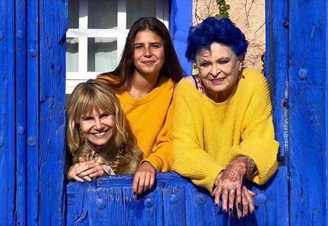 Eugenia Martínez de Irujo posa con su hija Cayetana y Lucía Bosé