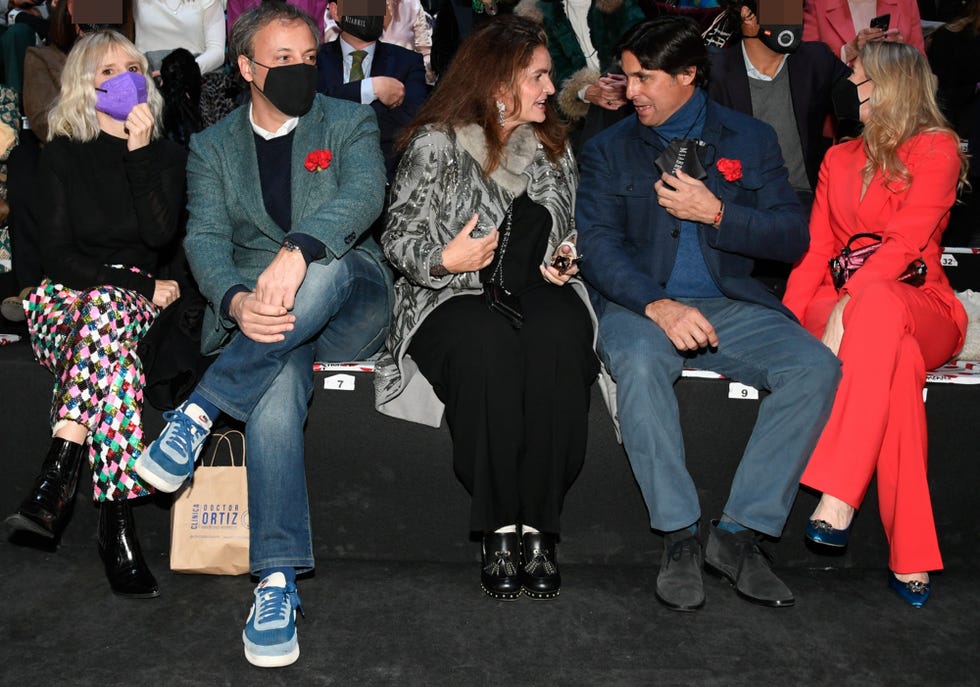 el torero con su ex mujer y el marido de ésta en el front row del desfile de lourdes montes
