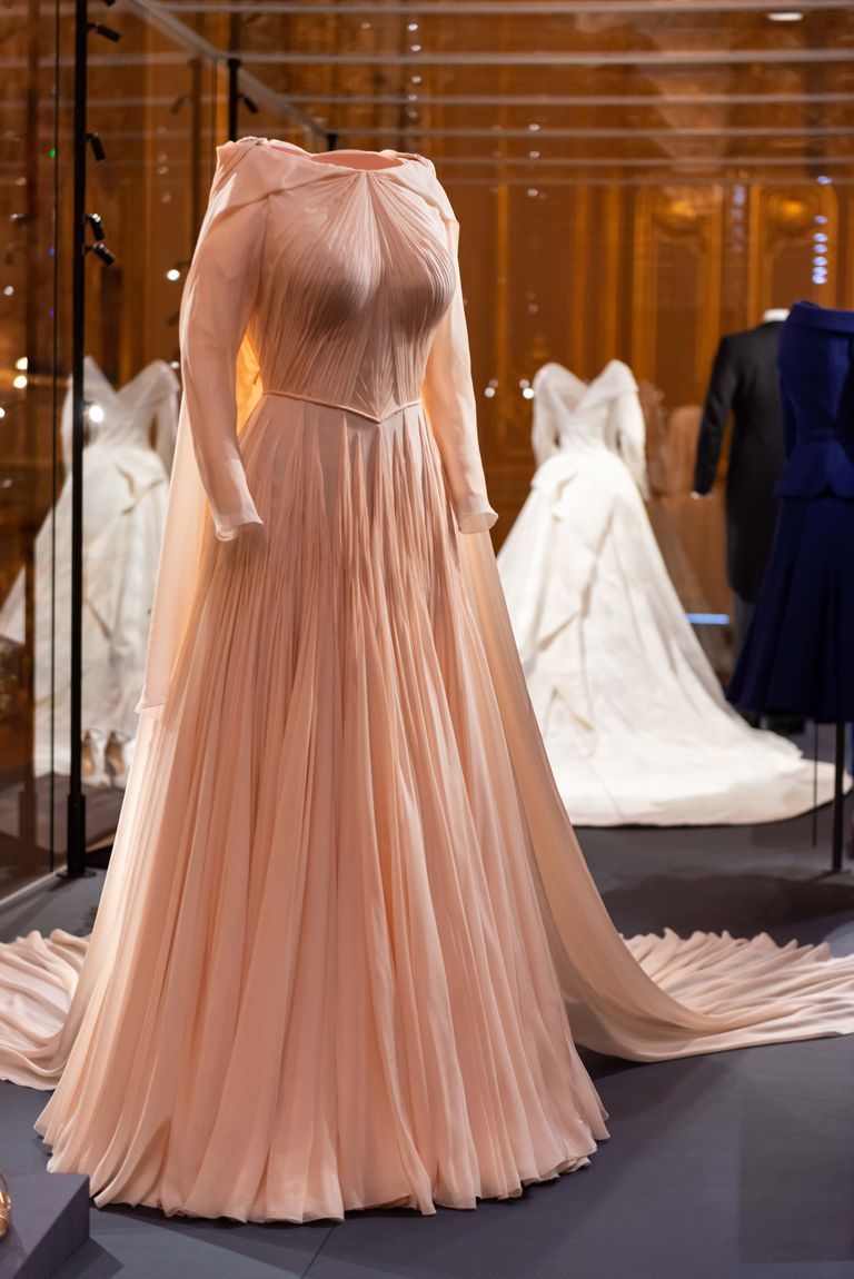 ユージェニー王女の披露宴ドレスをデザインしたザック・ポーゼン、王女