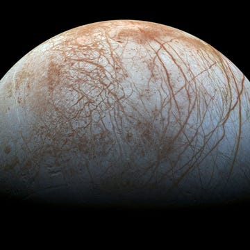 https://www.nationalgeographic.com/content/dam/science/2020/11/09/europa/europa_pia19048.jpg De Jupitermaan Europa heeft een dikke ijskorst waaronder mogelijk een diepe oceaan ligt verborgen Het is een van de meest veelbelovende plekken in het zonnestelsel om naar buitenaardse levensvormen te zoeken