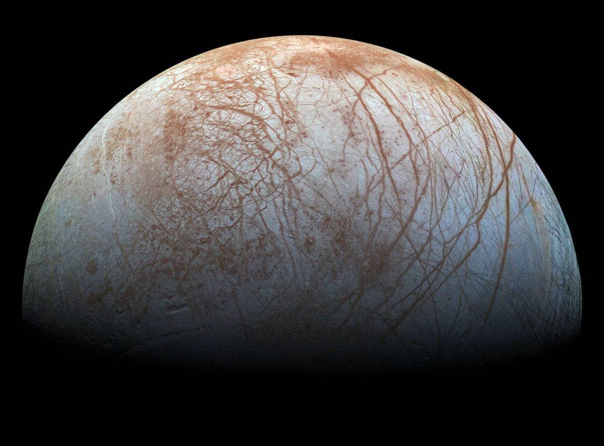 De Jupitermaan Europa heeft een dikke ijskorst waaronder mogelijk een diepe oceaan ligt verborgen Het is een van de meest veelbelovende plekken in het zonnestelsel om naar buitenaardse levensvormen te zoeken