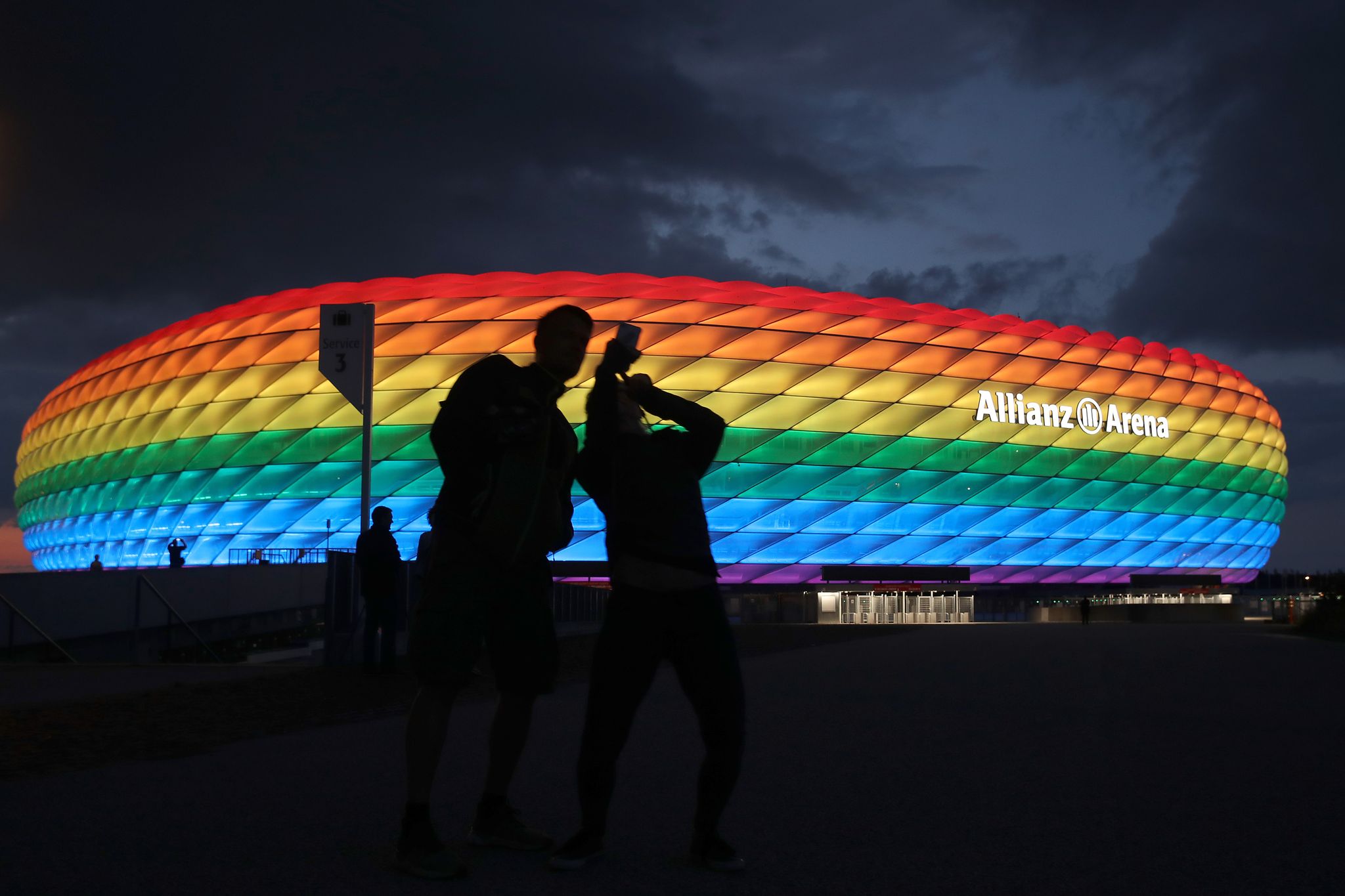 agli europei è stato vietato di illuminare con i colori dell’arcobaleno l’allianz arena