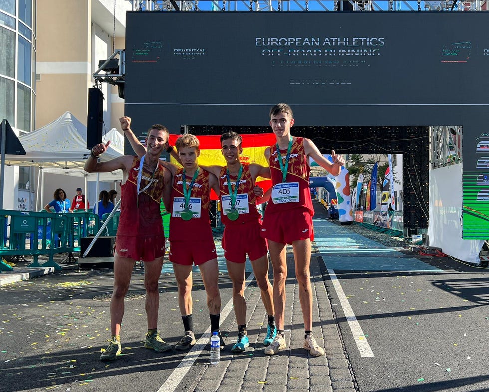 el equipo español celebra su podio en el europeo off road