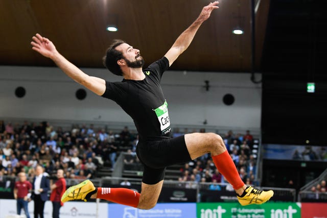 el saltador de longitud eusebio cáceres en pleno vuelo durante la reunión indoor de atletismo de karlsruhe en 2020