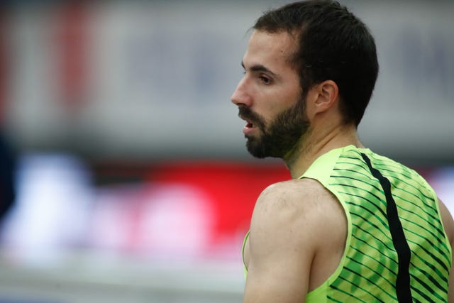 eusebio cáceres tras ejecutar un salto de longitud