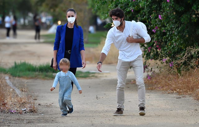 eva gonzález y cayetano rivera visitan el acuario de sevilla con su hijo una divertida jornada en la que el pequeño cayetano se convirtió en el gran protagonista