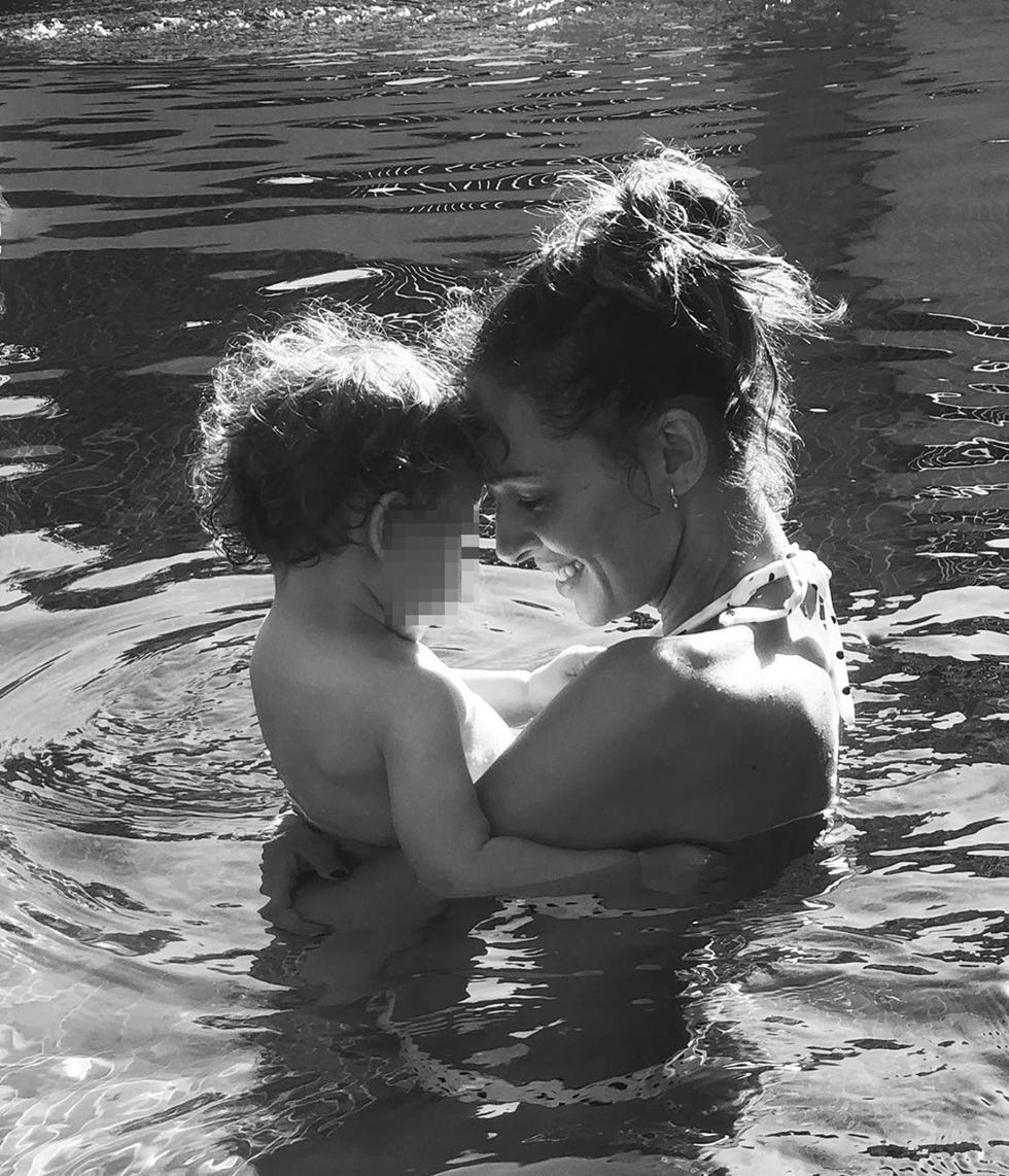 eva gonzález disfruta de un baño con su hijo cayetano