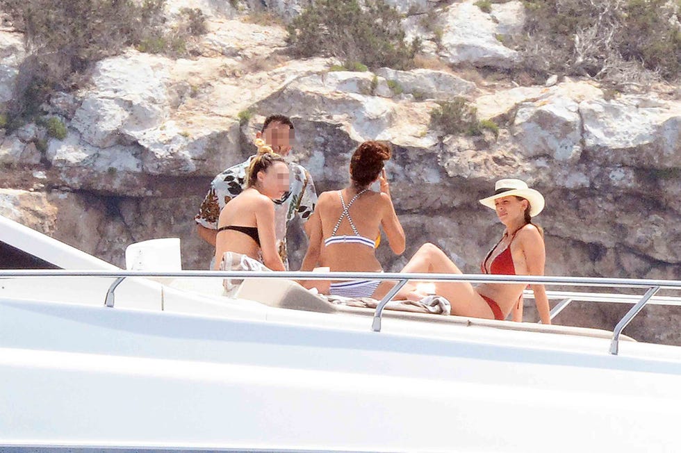 Eva González cubierta barco con amigos charlando