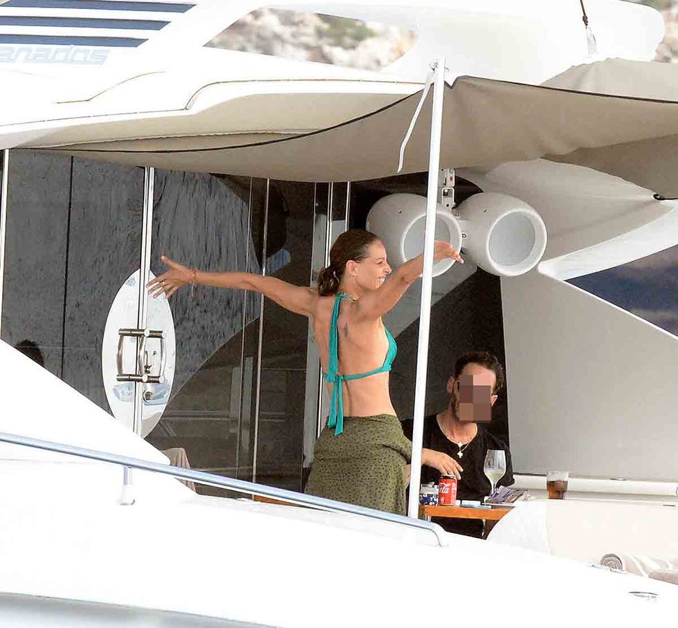 Eva González biquini verde baila cubierta barco con amigos