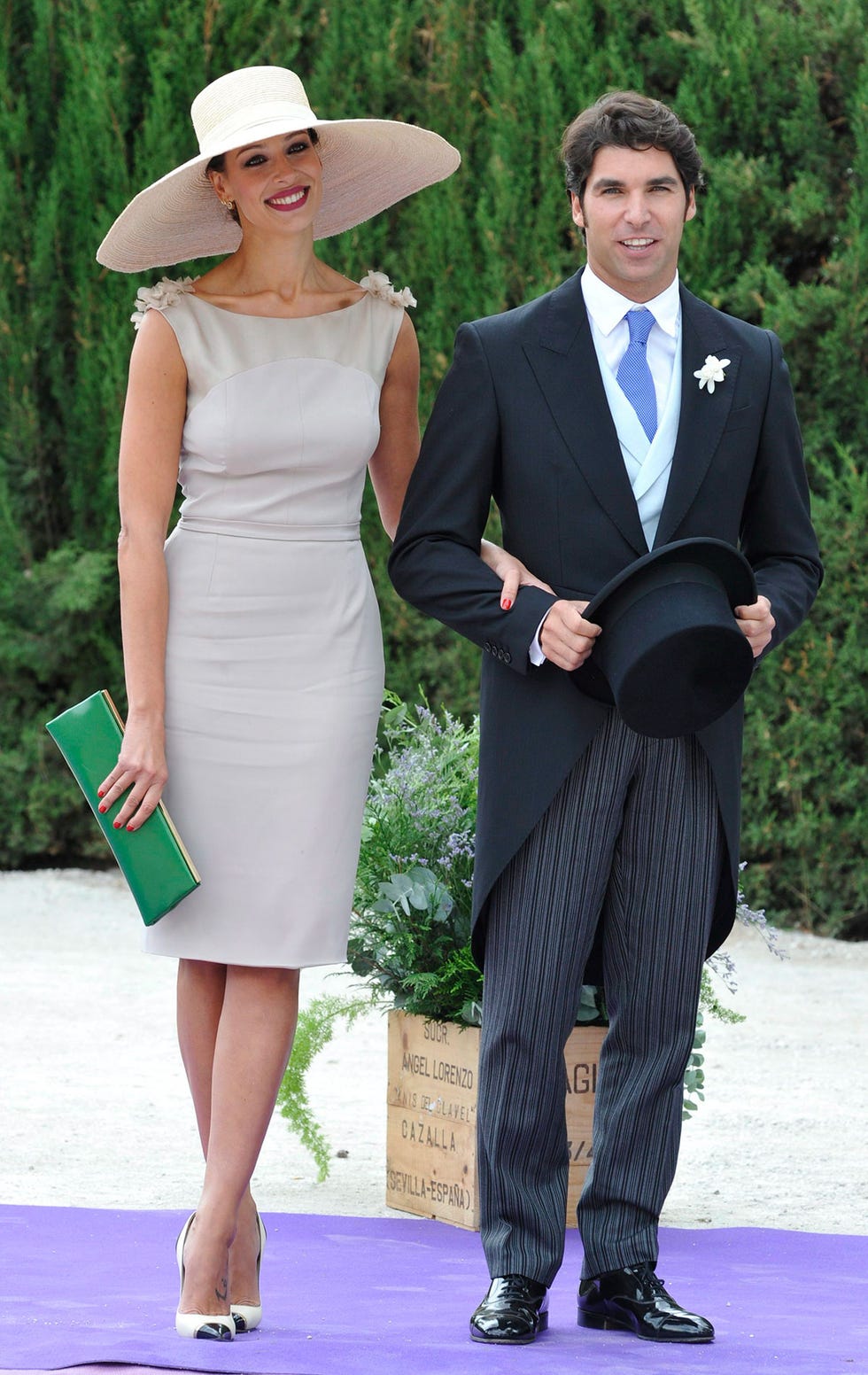 Eva González elige al diseñador Antonio García para que confeccione el vestido que llevará en el bautizo de su hijo. Él la ha vestido en numerosas ocasiones y eso nos permite hacernos una idea de cómo será el modelo que la presentadora luzca el 1 de junio en Ronda.