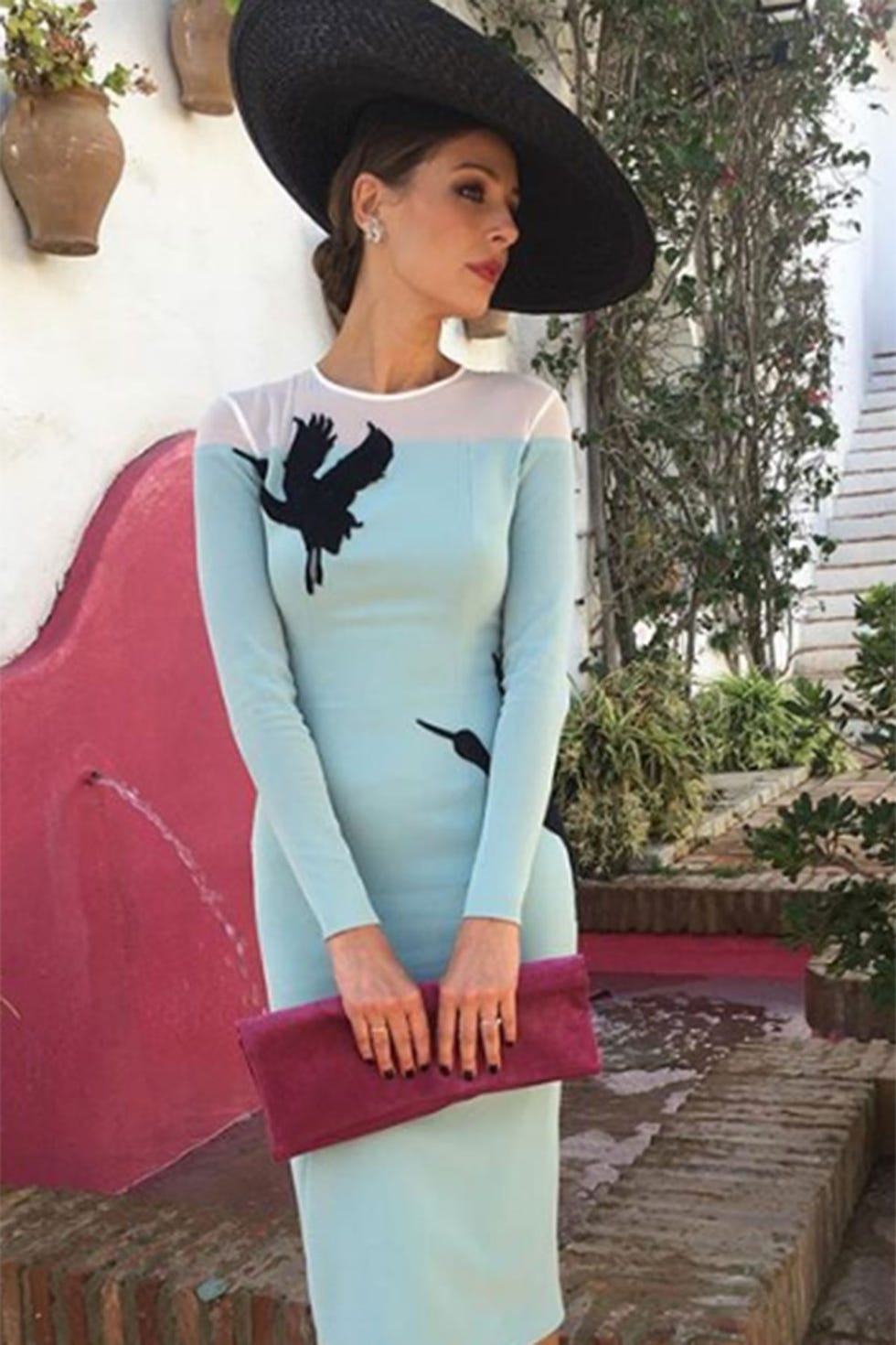 Eva González elige al diseñador Antonio García para que confeccione el vestido que llevará en el bautizo de su hijo. Él la ha vestido en numerosas ocasiones y eso nos permite hacernos una idea de cómo será el modelo que la presentadora luzca el 1 de junio en Ronda.