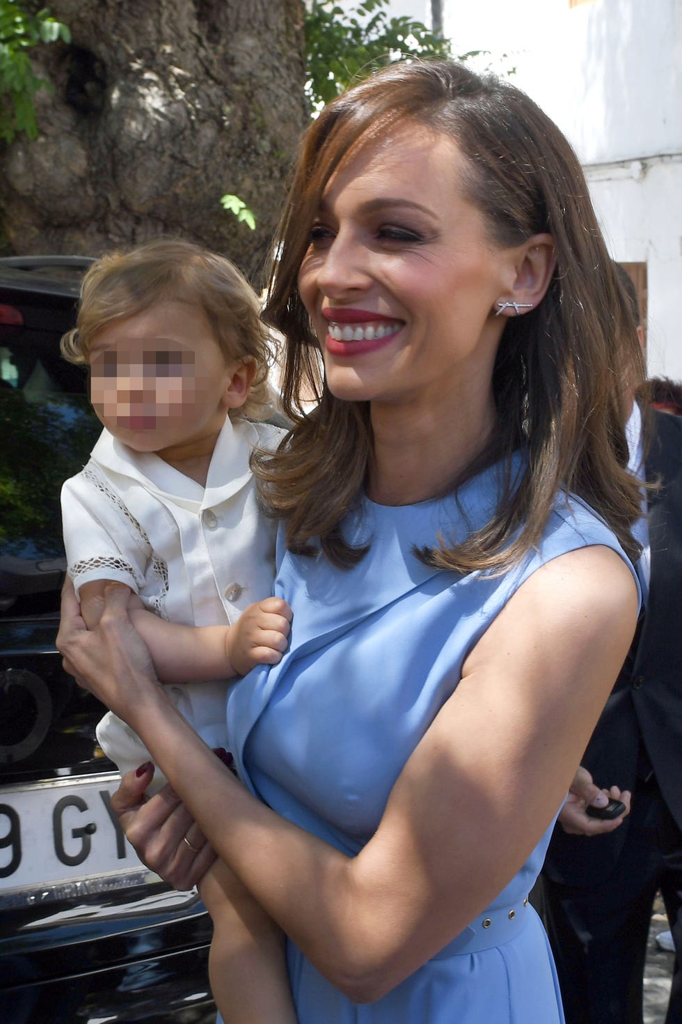El pequeño Cayetano, vestido con un traje de dos piezas en color blanco roto y encaje en las mangas diseñado por el onubense Cristo Báñez