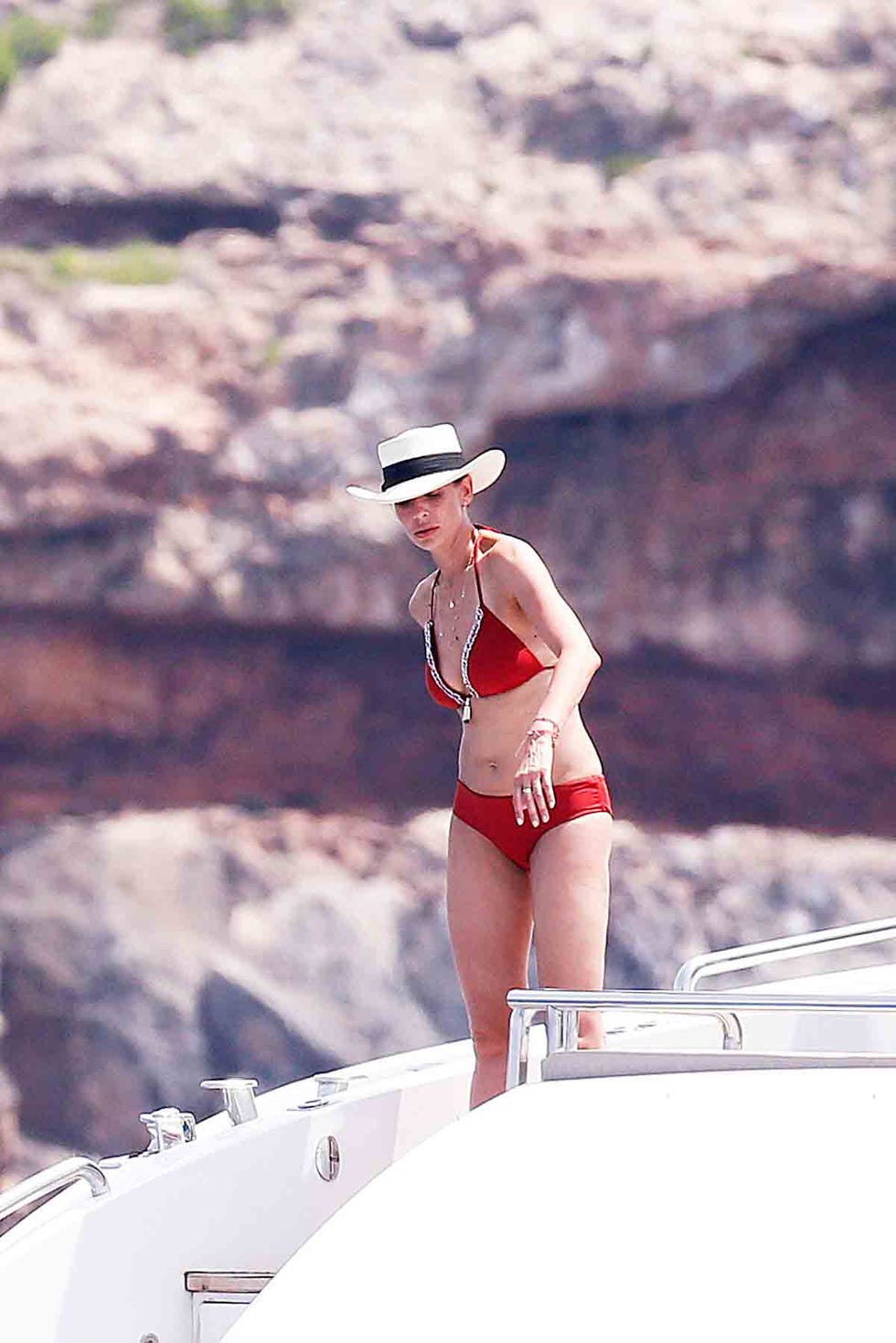 Eva González en cubierta barco con biquini rojo y sombrero de Fernández y Roche.