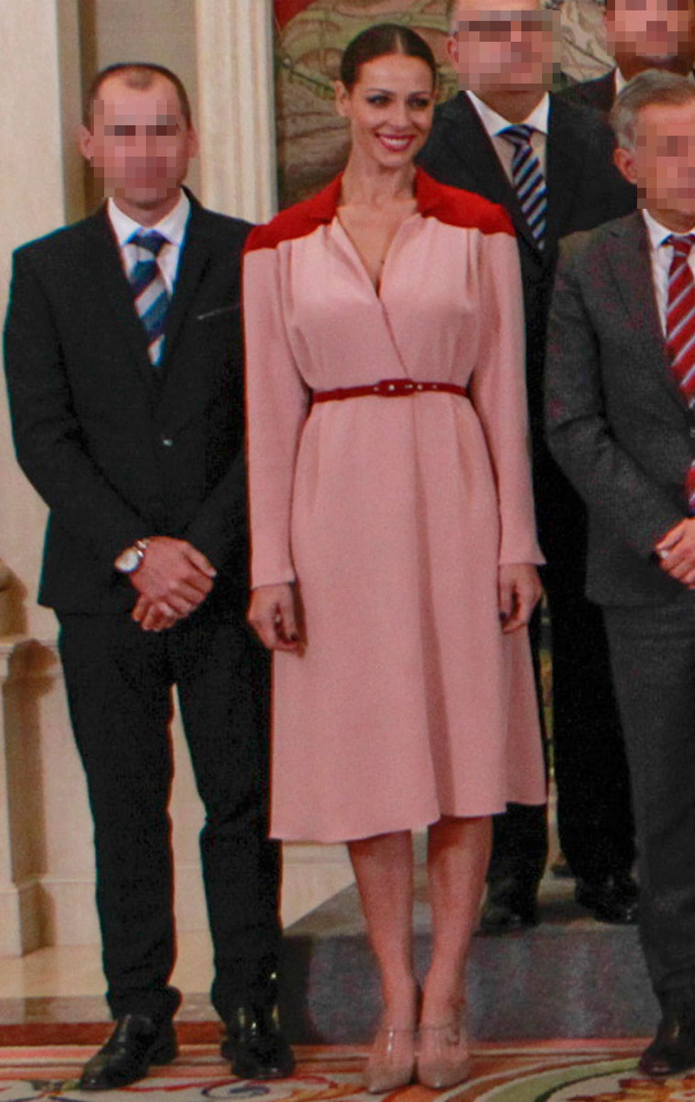 Eva González elige al diseñador Antonio García para que confeccione el vestido que llevará en el bautizo de su hijo. Él la ha vestido en numerosas ocasiones y eso nos permite hacernos una idea de cómo será el modelo que la presentadora luzca el 1 de junio en Ronda.
