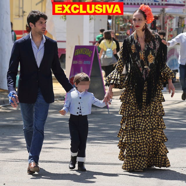eva gonzález y cayetano rivera, a la feria con su hijo