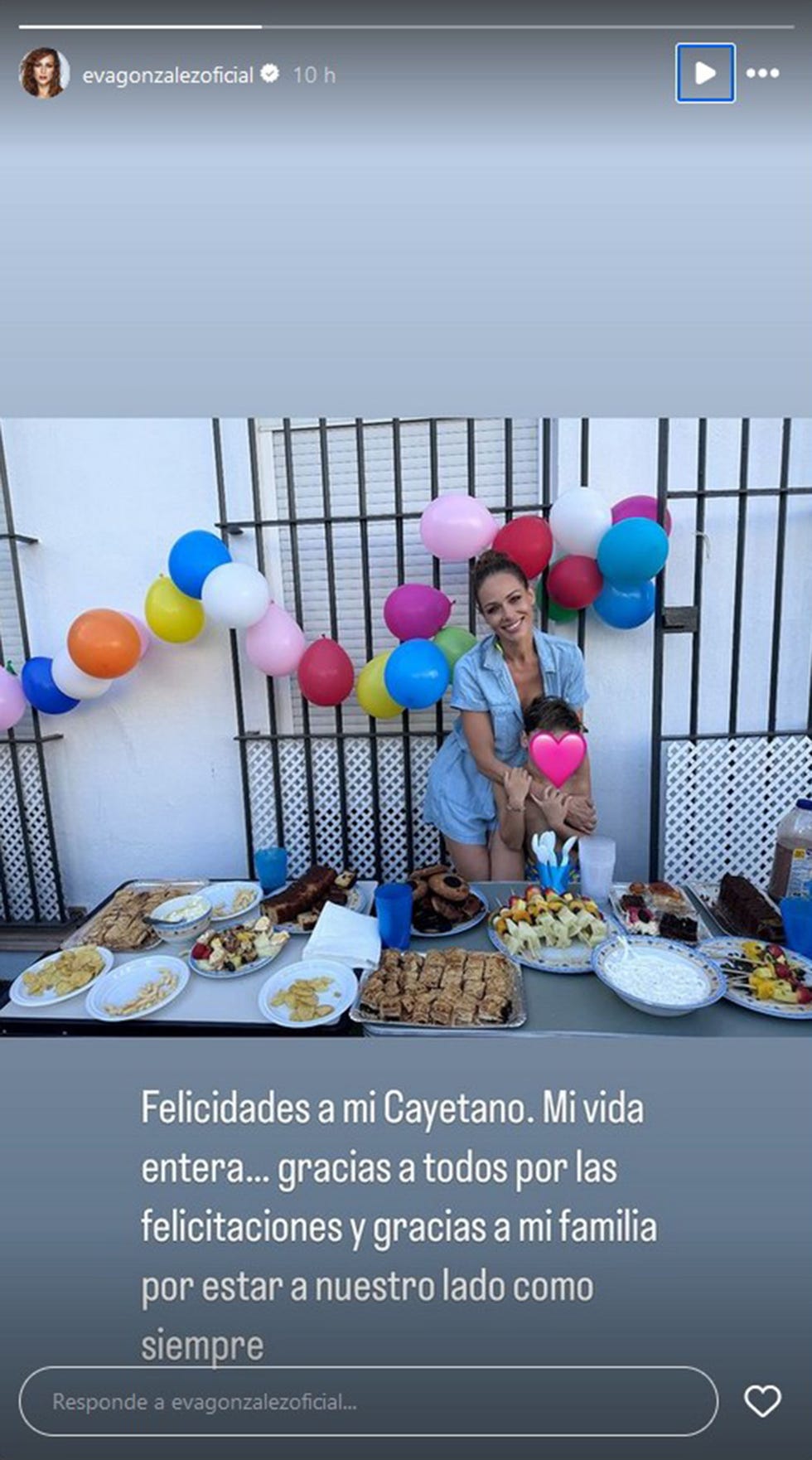 la presentadora de la voz con su hijo en la celebracion por su santo