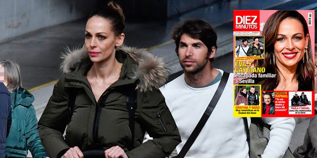 Eva y González en la estación del ave de Sevilla