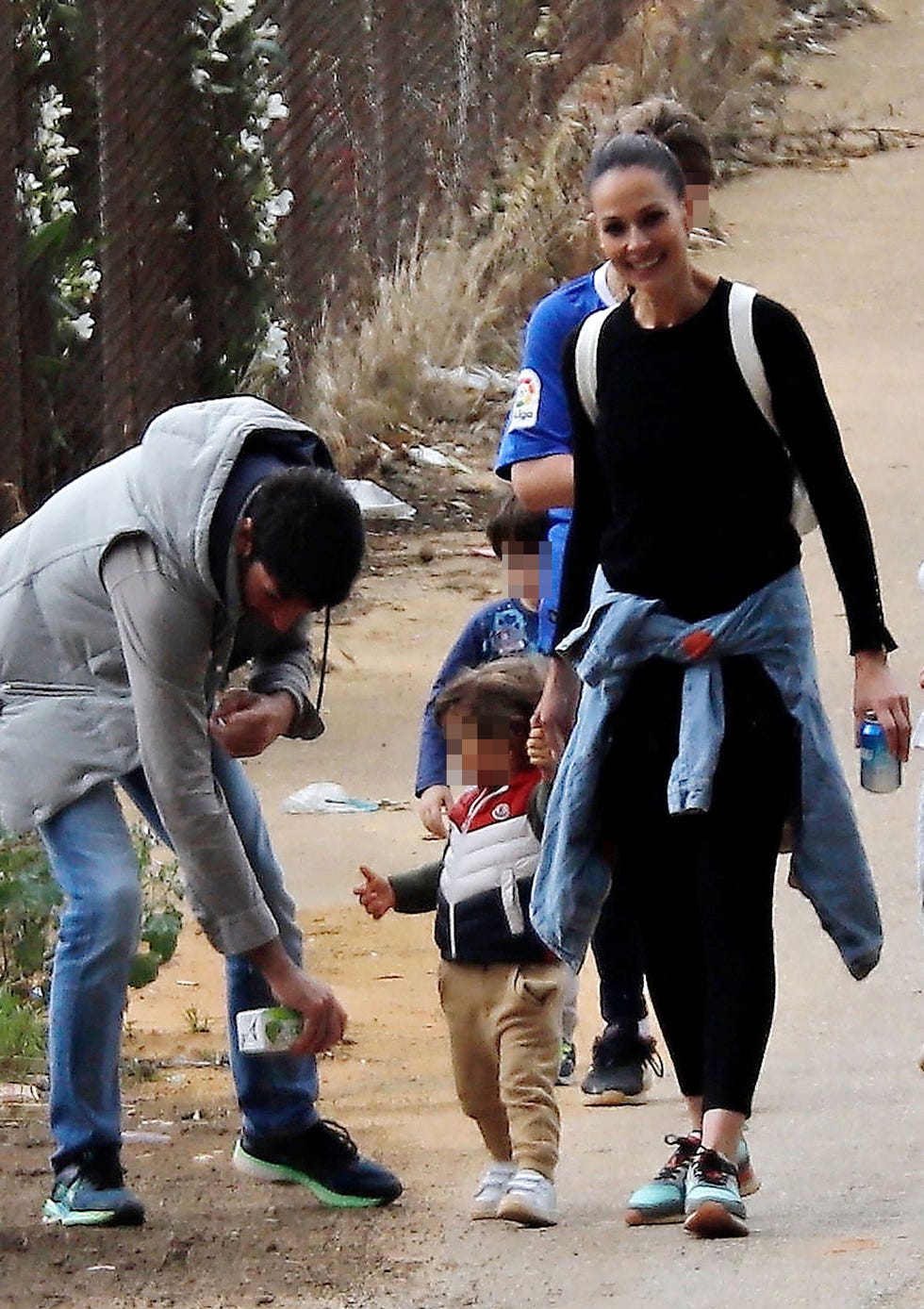 eva gonzález y cayetano rivera disfrutan de un paseo con su hijo en sevilla