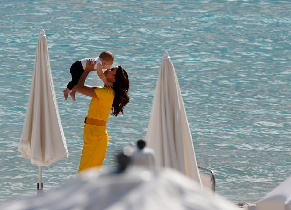 Eva Longoria hijo playa
