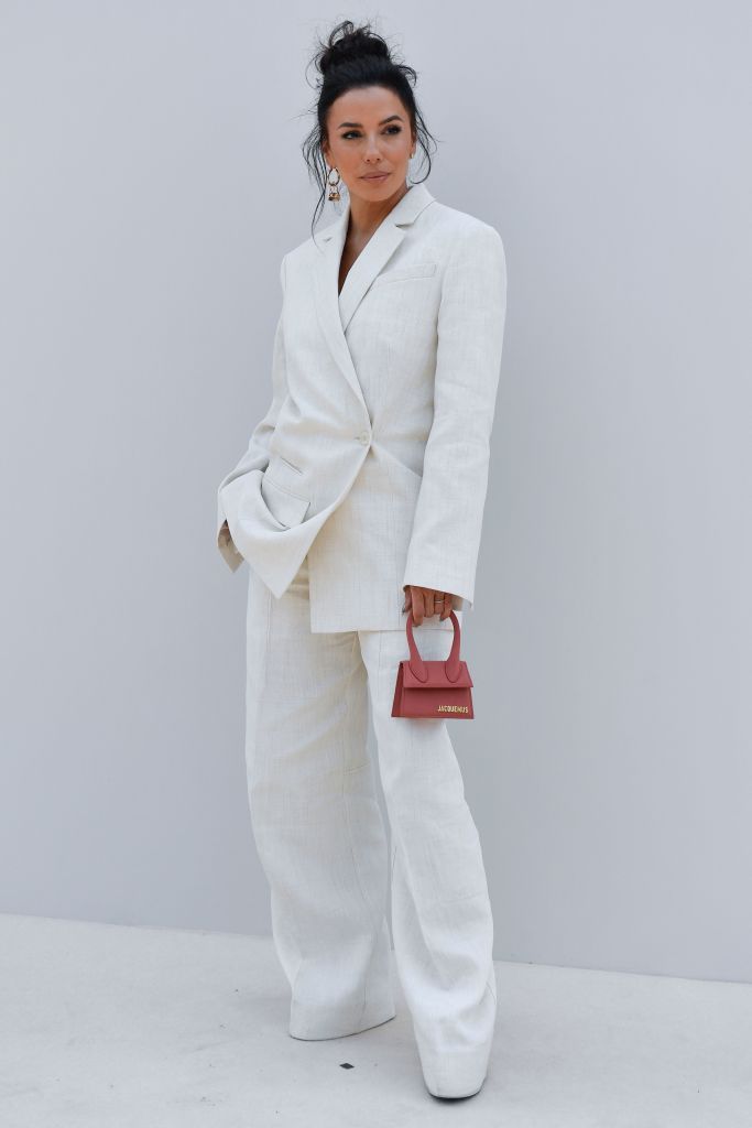 moda: Flechazo por el total look de traje sastre en beige (con chaleco  incluido) que ha estrenado Eva Longoria: el más elegante y rejuvenecedor