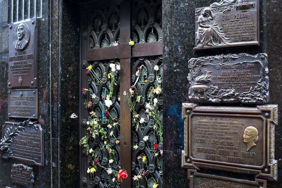 Bloemen sieren het graf van Eva Pern op de begraafplaats La Recoleta in Buenos Aires Argentini