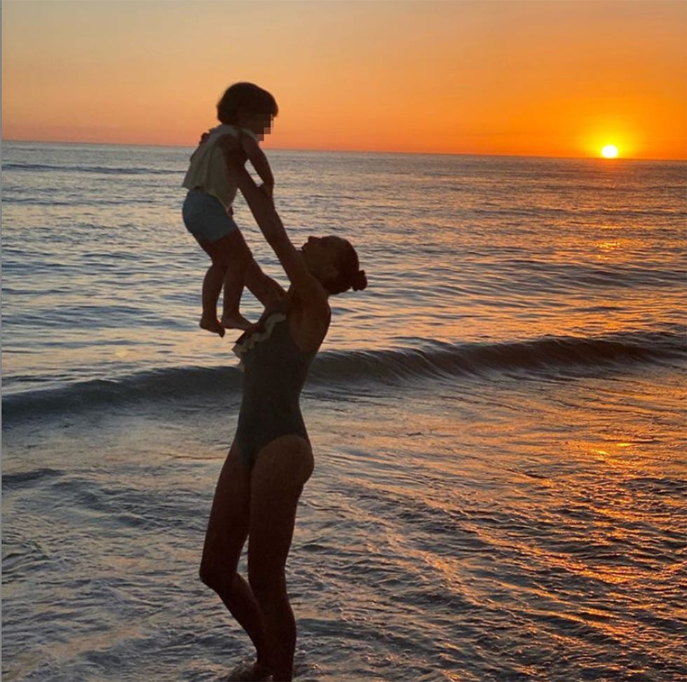 eva gonzález y su hijo cayetano jugando en el mar