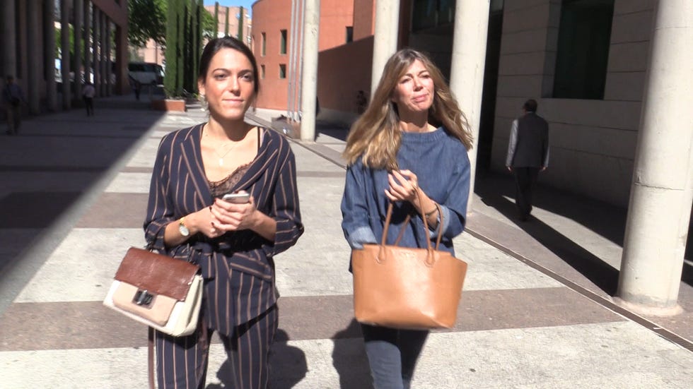 Eva Zaldívar y su hija Andrea en los juzgados