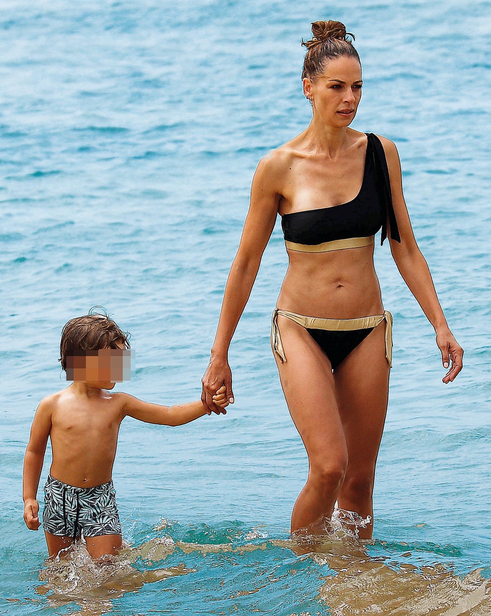 Eva González y Cayetano Rivera, día de playa con su hijo