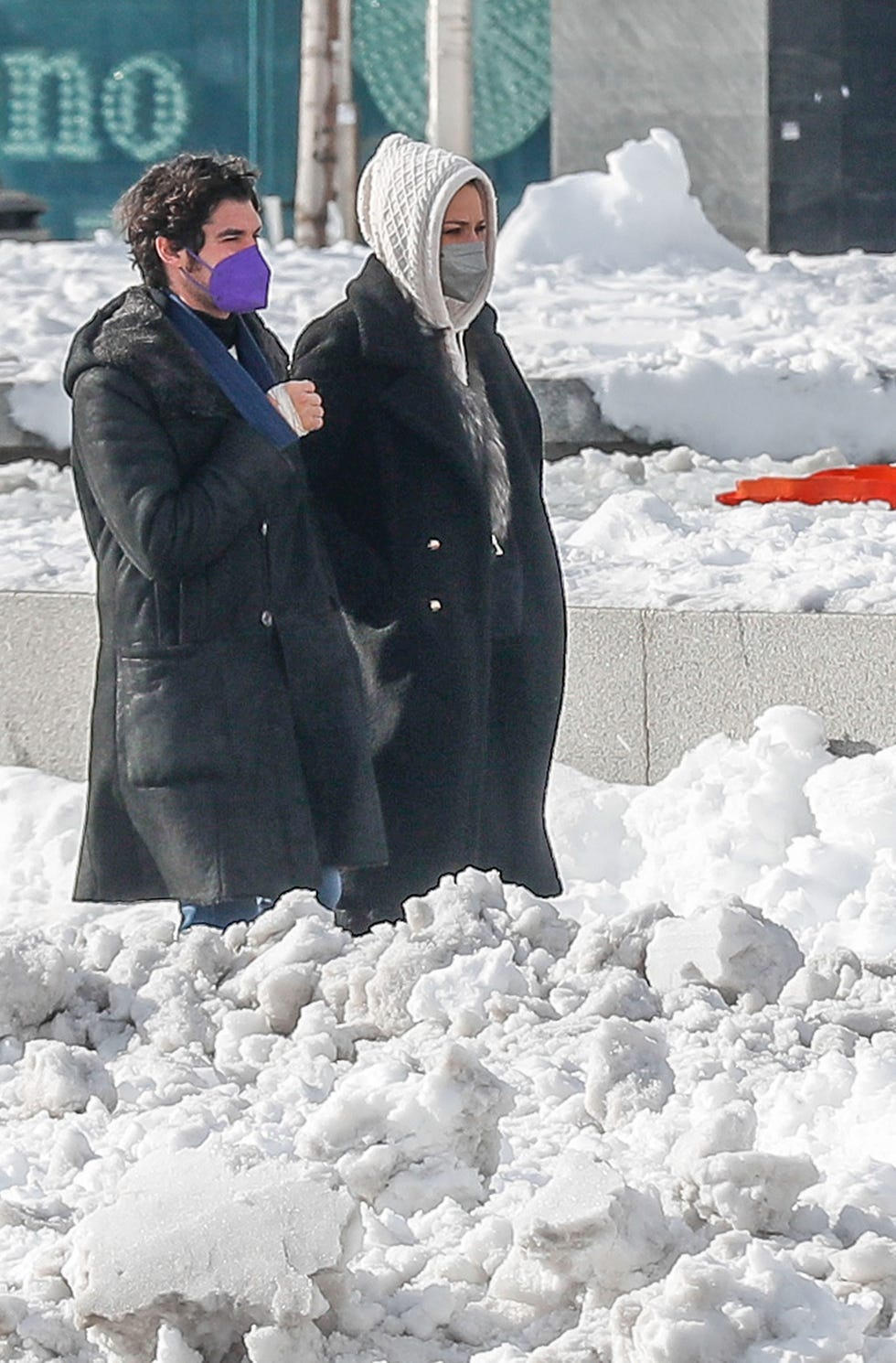 eva gonzález y cayetano rivera pasean su amor en la nieve de madrid