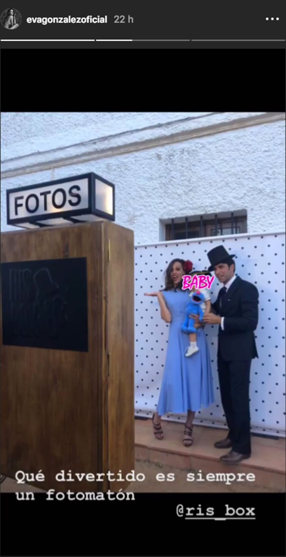 Eva González y Cayetano Rivera en el fotomatón del bautizo de su hijo Cayetano