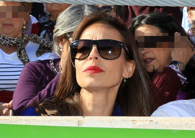 Eva González arropa a su marido, Cayetano Rivera, en su última faena
