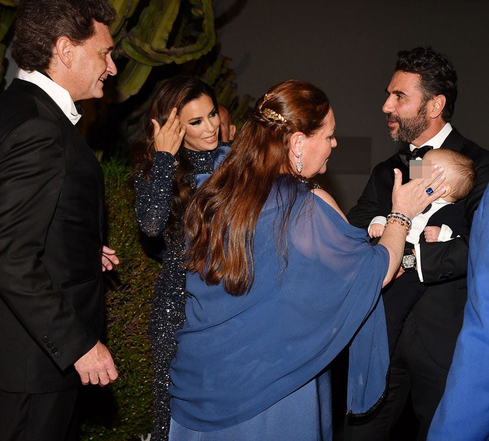 Eva Longoria, Pepe Bastón y su hijo Santiago en una cena de gala en Cannes