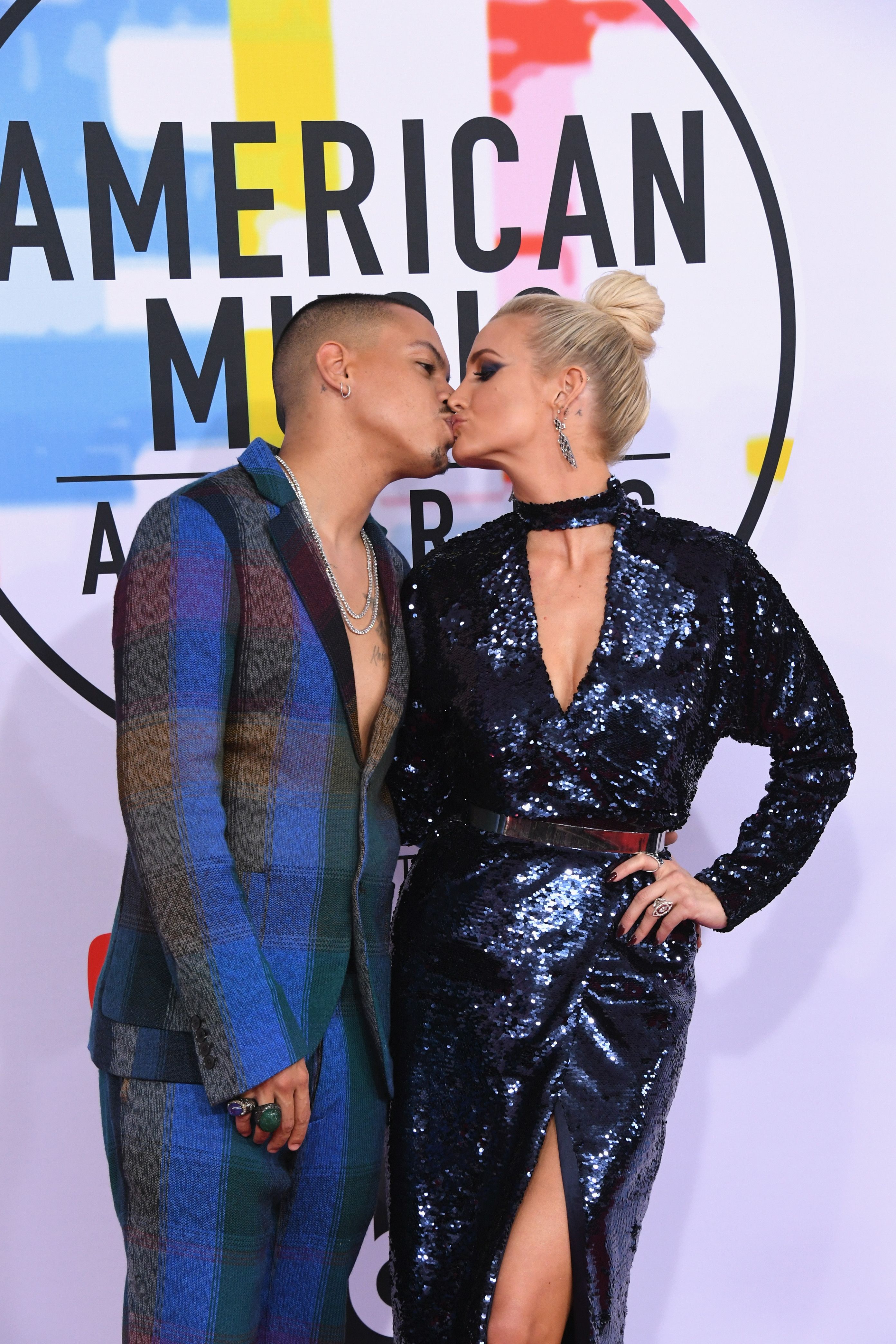 見つめ合い…キスも♡「AMAs」に登場したセレブカップル6組