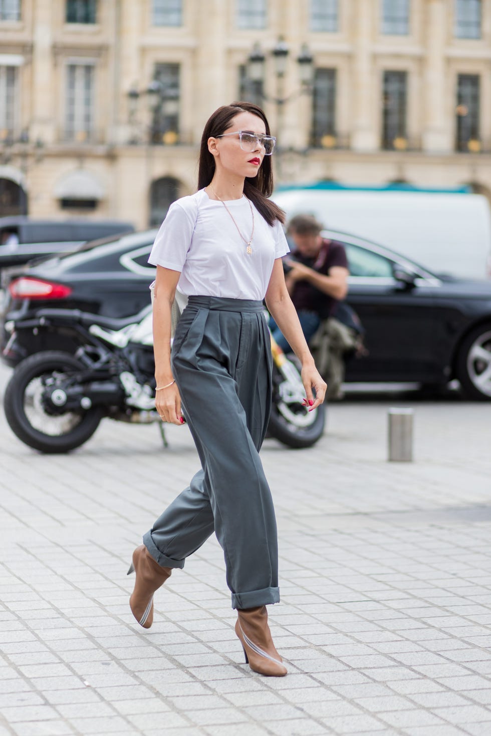 como vestir camiseta blanca con pantalon gris