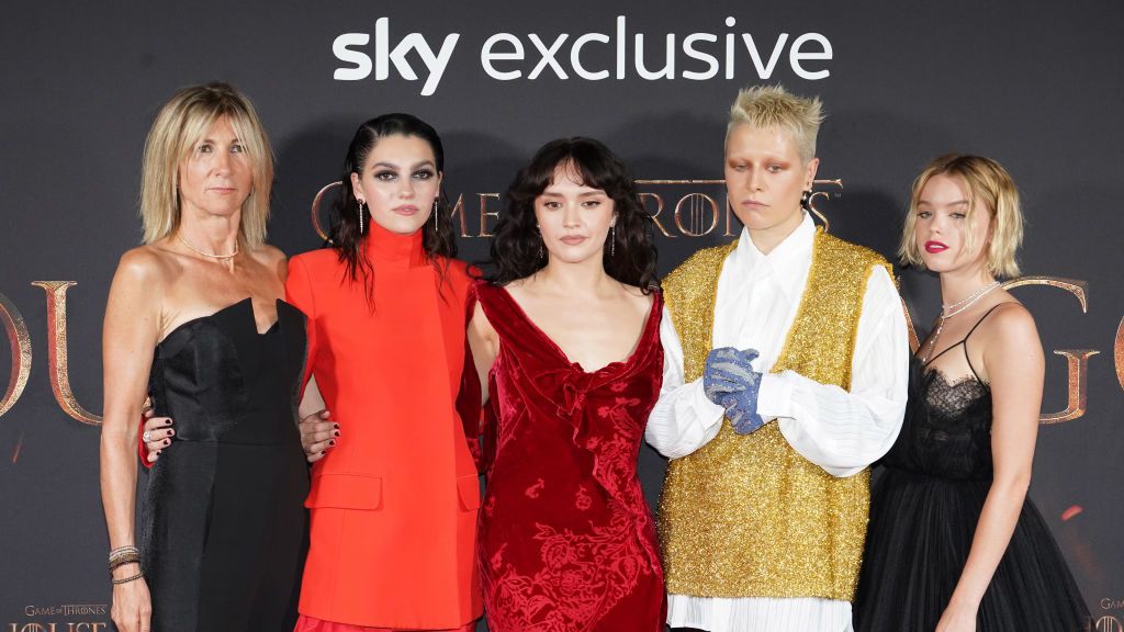 https://hips.hearstapps.com/hmg-prod/images/eve-best-emily-carey-olivia-cooke-emma-darcy-and-lilly-news-photo-1660666517.jpg?crop=1xw:0.77315xh;center,top&resize=1200:*