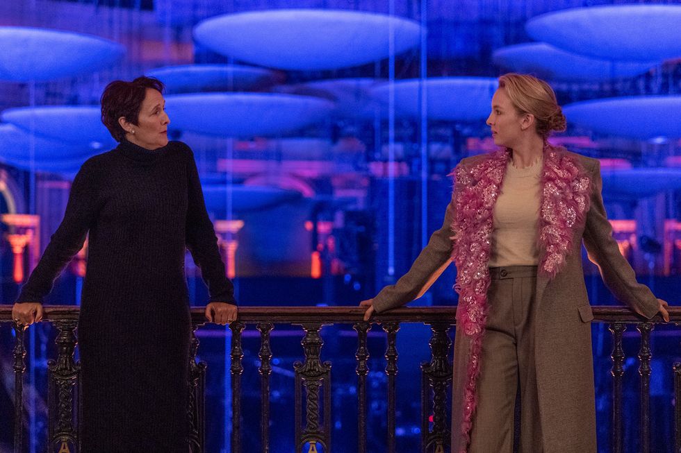 carolyn and villanelle discussing future employment in the season three finale
