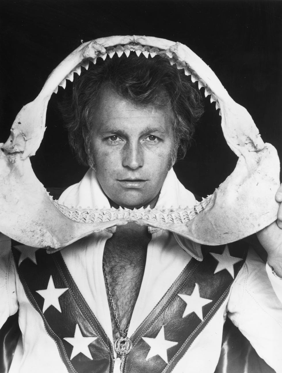 el acrobata evel knievel con unas mandíbulas de tiburón en una foto de prensa