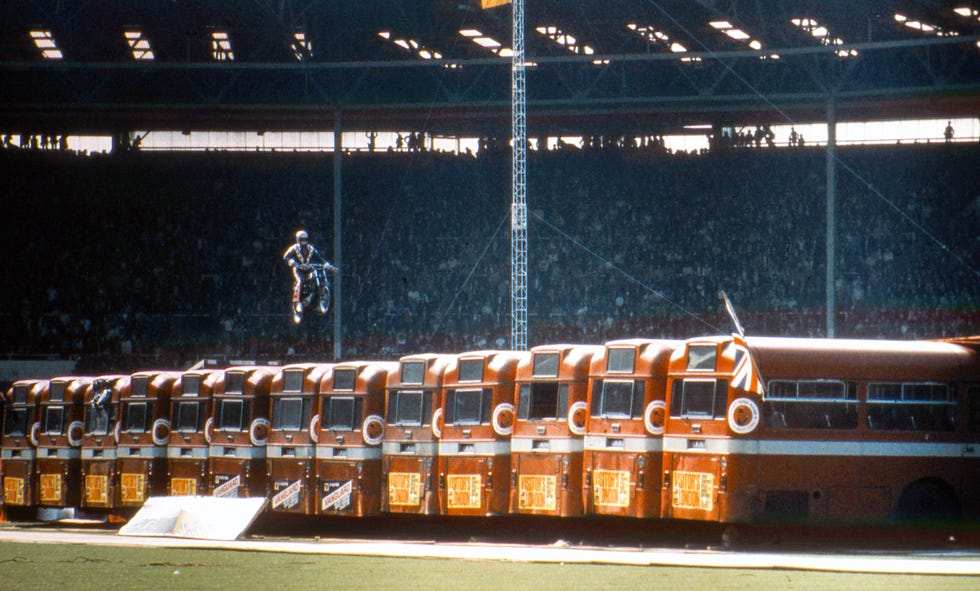 el daredevil evel knievel saltando sobre autobuses