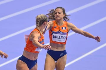 eveline saalberg wisselt op lieke klaver tijdens de series van de 4x400 meter estafette voor vrouwen