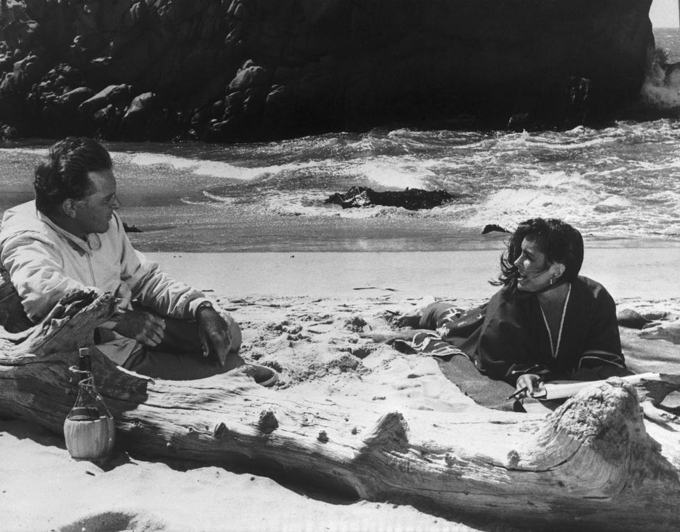 liz taylor and richard burton on beach