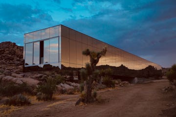 la casa invisible está cubierta de cristales espejados, en california