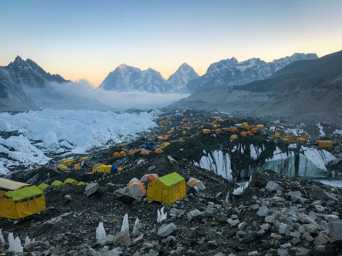 Het Everestbasiskamp aan de voet van de Khumbugletsjer wordt omgeven door enkele van de meest iconische pieken op aarde Elk jaar lopen duizenden trekkers naar het Everestbasiskamp en over andere routes in Nepal zonder de toppen te beklimmen